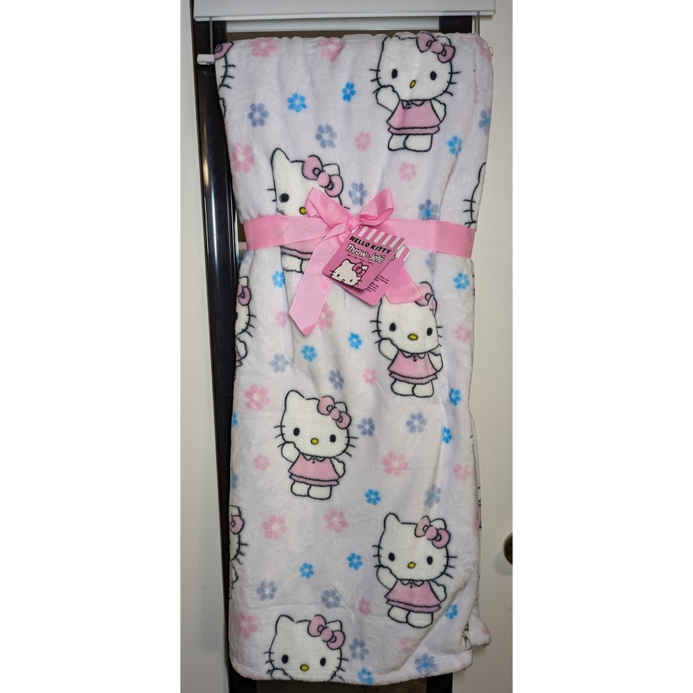 NWT Hello Kitty Spring Plush Throw - Picture 1 of 6